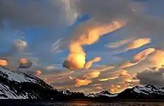 つるんとした外観の莢状雲や吊るし雲