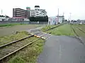 紀州鉄道 学門駅近くの踏切。遮断機や警報機は無く、標識も設置されていないが、踏み板はある。