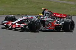 イギリスGPにてMP4-23をドライブするルイス・ハミルトン