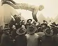 「空中に投げられた兵士」(1917年)