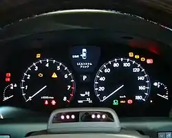 速度・回転計の間にTFTディスプレイを装備。ステアリングコラムにあるカメラはプリクラッシュセーフティ用。