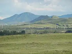 遼上京遺跡より望む南側の山々と南塔