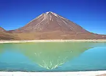 ベルデ湖から見たリカンカブール山の眺め。