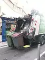 フランスの収集車。半自動後部ローダー