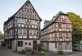 左の建物がジーベン・ラスターの家