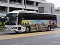 航空会社系の旅行会社と契約して車体デザインを東京ディズニーリゾートツアー専用にした例(ジャルパック/東京空港交通「JALハピネスライナー」)