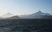 ウニマク島に位置するシシャルディン山（左）とイザノットスキー山