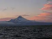 ウニマク島の西端から望むシシャルディン山