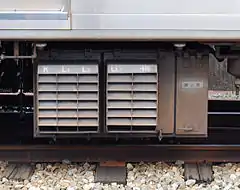 機器箱に納められた断流器、ハーモニカーの形の穴が車両外方に設置されている。
