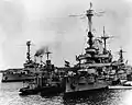 戦艦シュレジェン(左)、同シュレスヴィヒ・ホルシュタイン(右手前)、同ヘッセン(右奥)