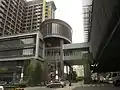 駅舎(右)と連絡通路で直結したビル(左)