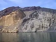 リノーザ島の火山性の海岸