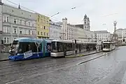 ハウプト広場電停(Hauptplatz)に停車する電車写真右側はペストリングベルク鉄道の専用ホームとなっている(2011年撮影)