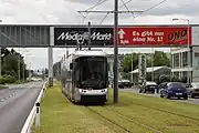 オーヴィーゼン方面への延伸区間は道路と分離した専用軌道となっている(2011年撮影)