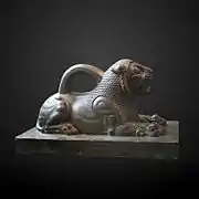 スサのダレイオス宮殿（英語版）で発見されたライオン型分銅。ルーブル美術館、前5世紀。