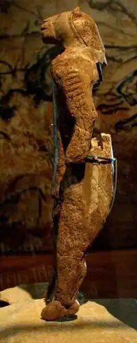 象牙の像、彫像、立像、神像、動物形象の像、小像の例ライオンマン(ライオンレディー)。ドイツの洞窟から出土した後期旧石器時代の考古遺物で、世界最古の動物形象。