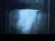 ゆっくりと気化するデュワー瓶中の液体ヘリウム