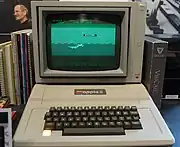 Apple II（1977年発売）+ グリーンモニタ。右側にVisiCalcのパッケージ。