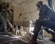 オーストラリア空軍のAP-3C投下口にソノブイをセットする機上武器整備員