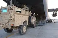 空輸のためC-17 グローブマスターIIIに載せられるRG-31。