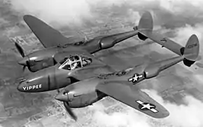 飛行するP-38J-20-LO 44-23296号機 (撮影年不詳)