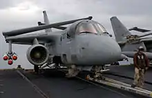 主翼を折り畳んだ状態のS-3B。
