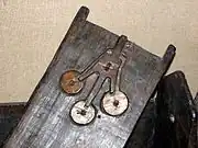 木箱につけられた単純な施錠機構。1628年に沈没したスウェーデンの船ヴァーサで発見された。