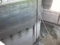 保守のために空にされた閘門、中央の閘門扉