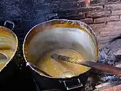 石炭の上で大きな鍋で調理されるロクロ
