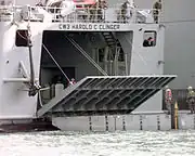 艦尾側の道板を半ば下ろした状態。