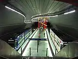 地下駅に停車する路面電車(2007年撮影)