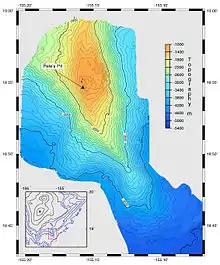 ハワイ島南方沖、南北方向からやや南南東に伸びる傾向のある海底尾根を示す。周辺海域の水深測量で得られたデータから書き起こされた等深線及び矢印で指し示すペレ火口を描く。山頂のペレ火口は海面下およそ1,000メートルである。;さらに南に、尾根は3500メートルの長さで緩やかに海底平原へ下っていく。