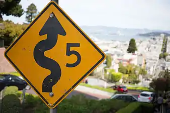 ヘアピンカーブが続く街路での交通注意記号では、最高速度は時速8kmが推奨されている。