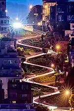 8つのカーブがはっきりと見える、ロンバード・ストリートの街路の夜間の長時間露出写真。