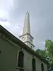 セント・ルーク教会（英語版）。オベリスクのような尖塔は建築家ニコラス・ホークスムアの特徴である。「ありゃあバンヒル・フィールズの奴と同じもんだ！ でもあんなかたちの尖塔があるわけない」