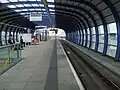 プラットホームの西を見る