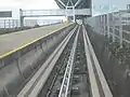 後方から見たメインビルへの上り坂