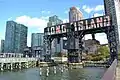 クイーンズ区ロングアイランドシティの高層住宅群