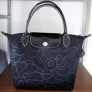 トート型のハンドバッグ。