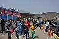 公園入口(有料)は既に人出