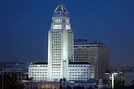 夜間、ライトアップされた日没時間帯の市庁舎