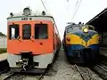 タルカワノ・アレナル駅に停車しているAES形電車（2扉車・AES-8）とE-30形電気機関車（2013年）