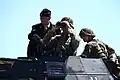 武装SS戦車兵の軍服（左）（2016年スペイン。ノルマンディー上陸作戦の際のポワント・デュ・オック（フランス語版）占領の歴史再現イベント）