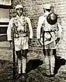 ドイツ軍型鉄帽を被った前線での兵士ら。