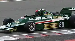 シルバーストーンを走行するロータス・80。フロントウイングとリヤウイングが取りつけられている。2008年