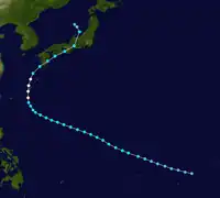 阿久根台風の進路図。米軍の合同台風警報センターのデータに基づくもので、日本の気象庁による経路図とは相違がある。