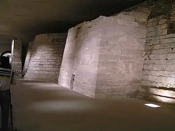 唯一中世の遺構が残るシュリー翼の地下。