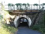 栗東駅 - 草津駅間にある高さの低いトンネル
