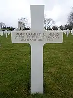 ロレーヌ地方のアメリカ兵共同墓地、メイグス大佐の墓標（写真提供: アメリカ戦跡委員会（英語版）、ドワイト・"アンディ"・アンダーソン）
