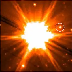 うお座54番星Aと褐色矮星うお座54番星B（円内）